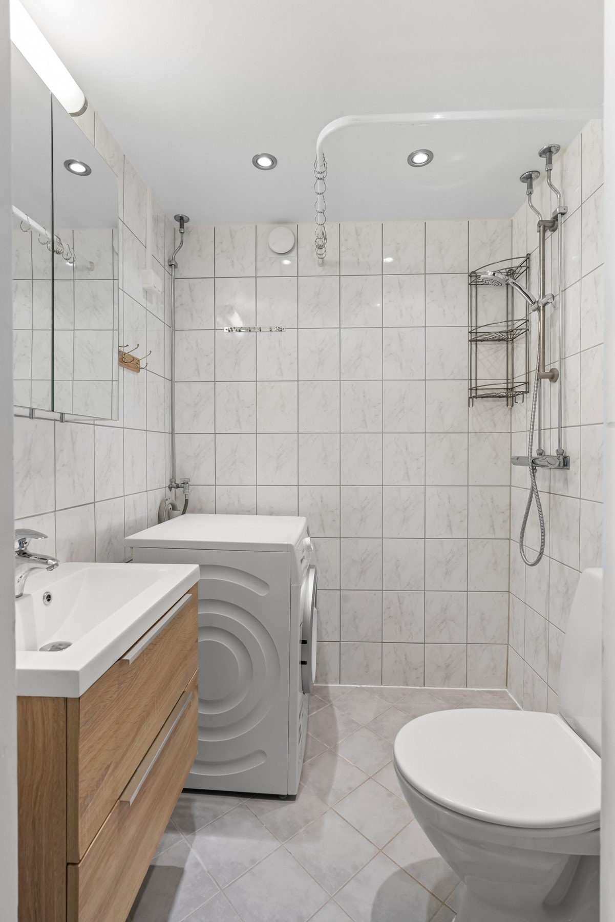 Tidløst og pent flislagt baderom, rehabilitert i 2009 i regi av borettslaget. Galleribilde