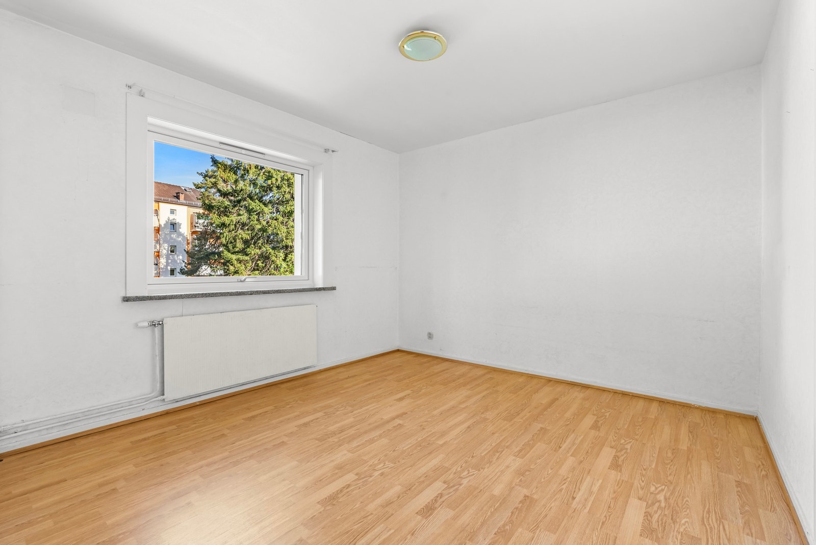 Romslig hovedsoverom med gode innredningsmuligheter. Galleribilde