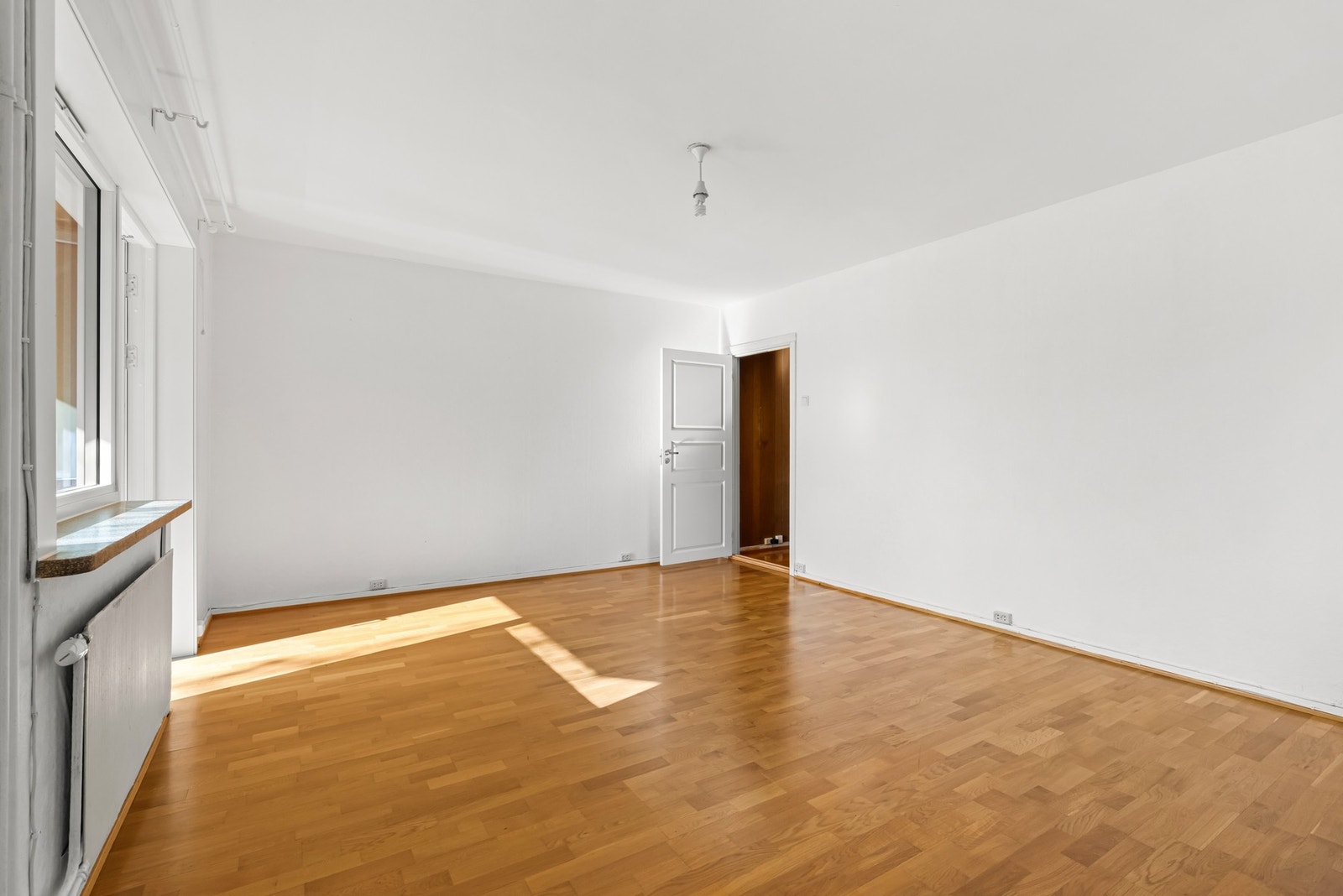 Romslig og lyst oppholdsrom med gode møbleringsmuligheter. Galleribilde