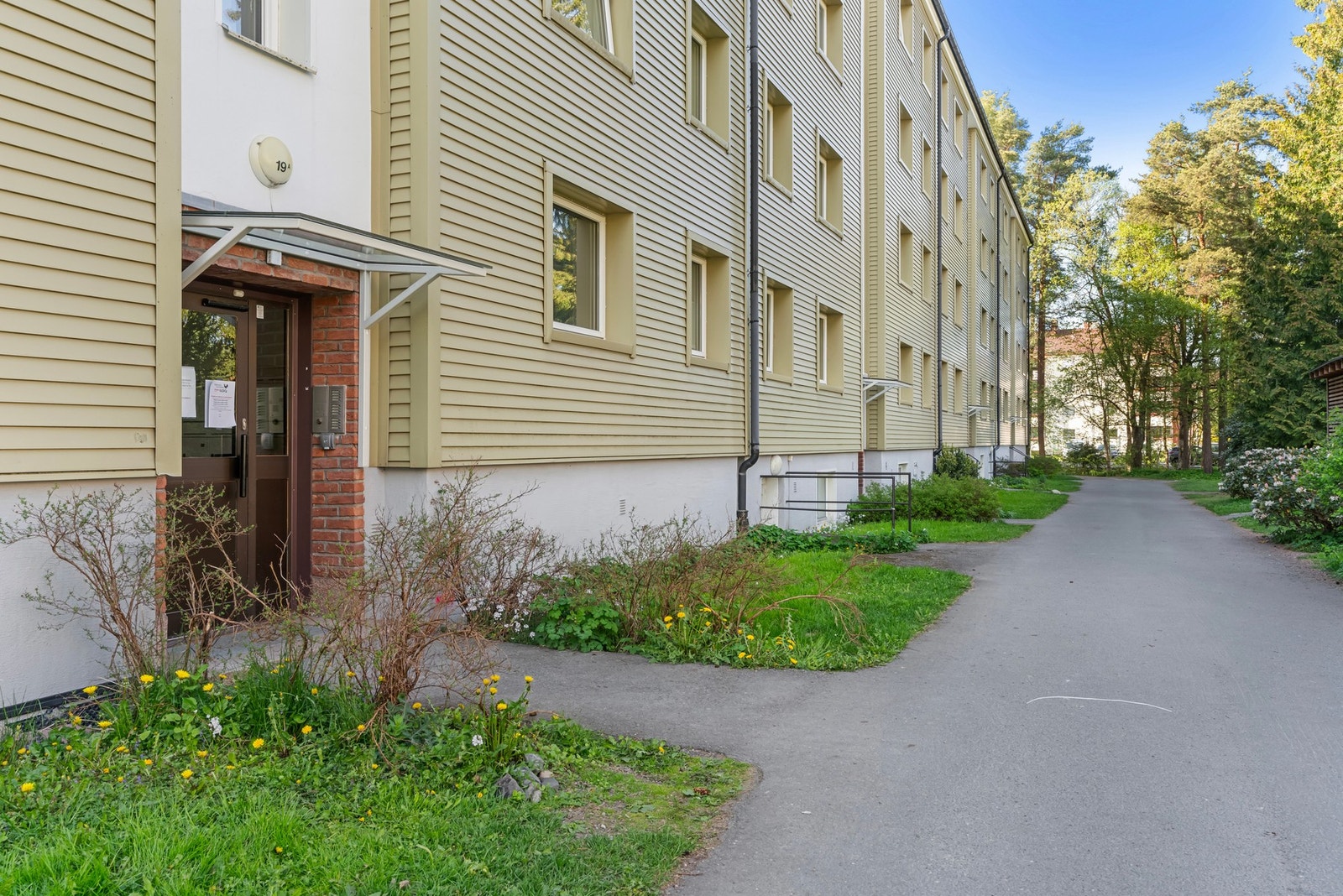 Hyggelig og pent opparbeidet inngangsparti som i disse dager er under rehabilitering. Galleribilde