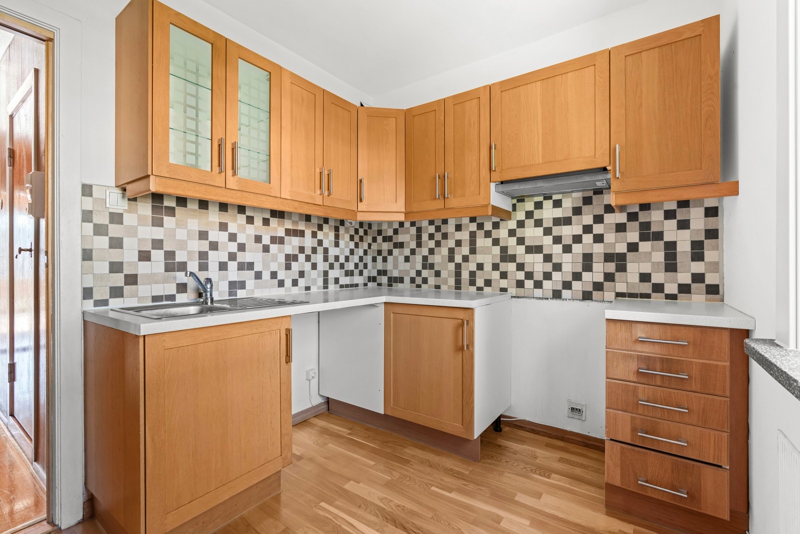 Eldre kjøkkeninnredning med gode muligheter for modernisering. Galleribilde