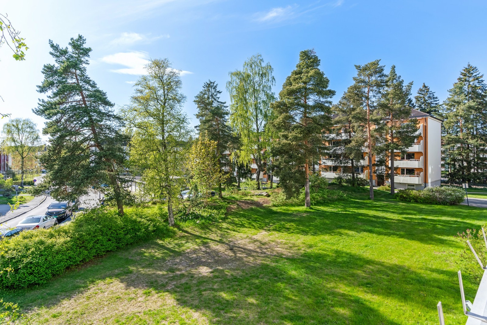 Dette er en lys og romslig 3-roms endeleilighet beliggende i 2. etasje med flott internbeliggenhet. Galleribilde