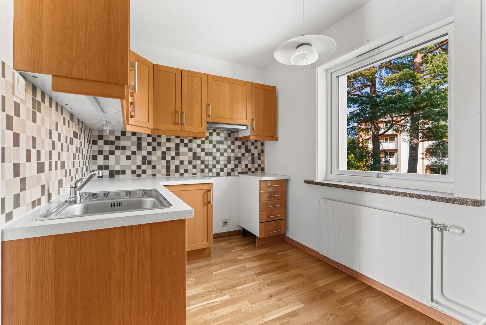 Romslig og separat kjøkken Galleribilde