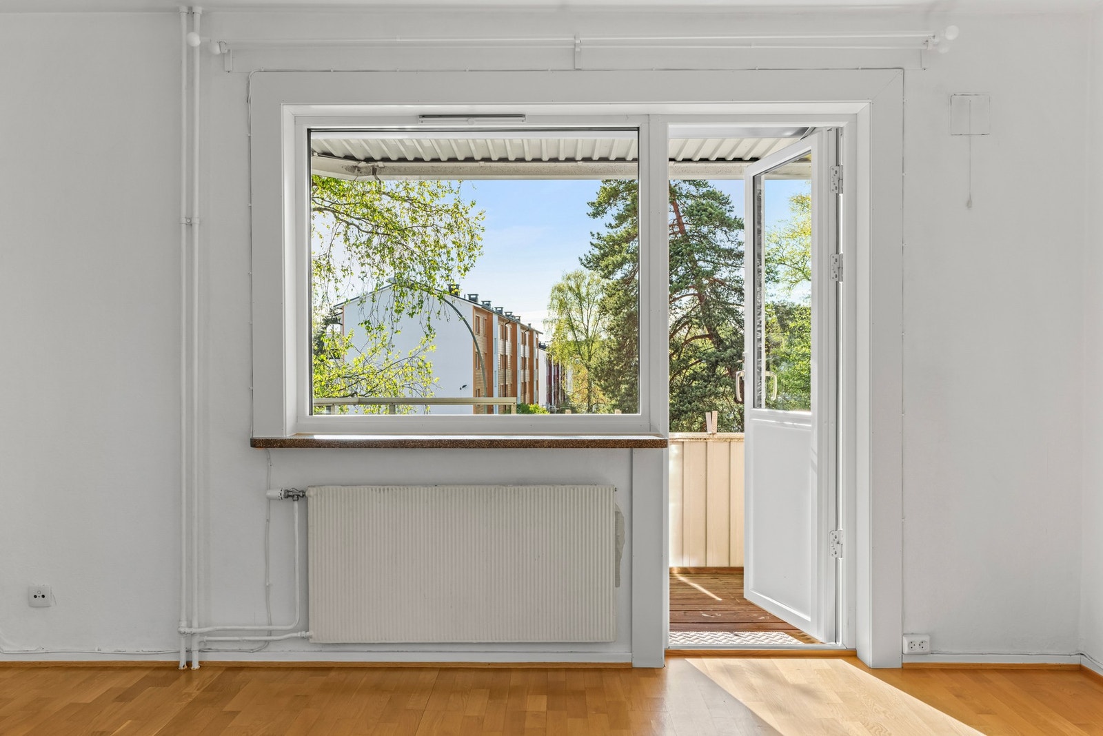 Boligens vindusflater ble skiftet i 2020, og bidrar til flotte innvendige lysforhold fra to sider. Galleribilde