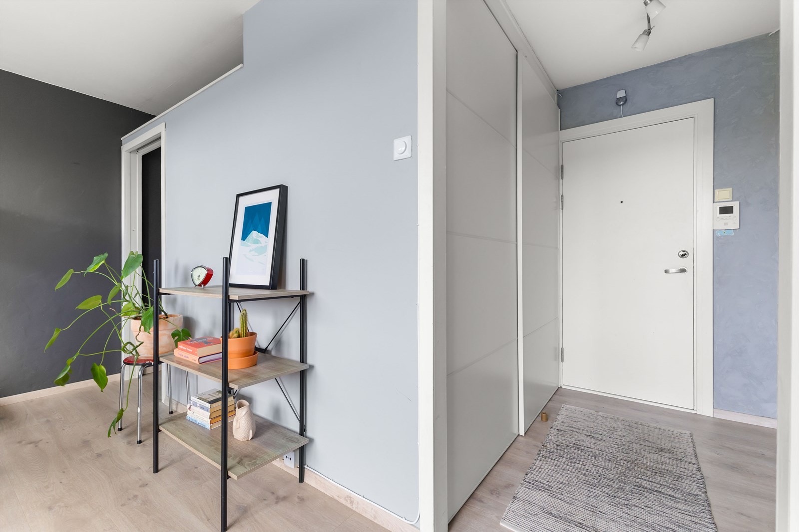 Entrè med plass til oppbevaring av sko og yttertøy, samt god lagringsplass i skyvedørsgarderobe Galleribilde