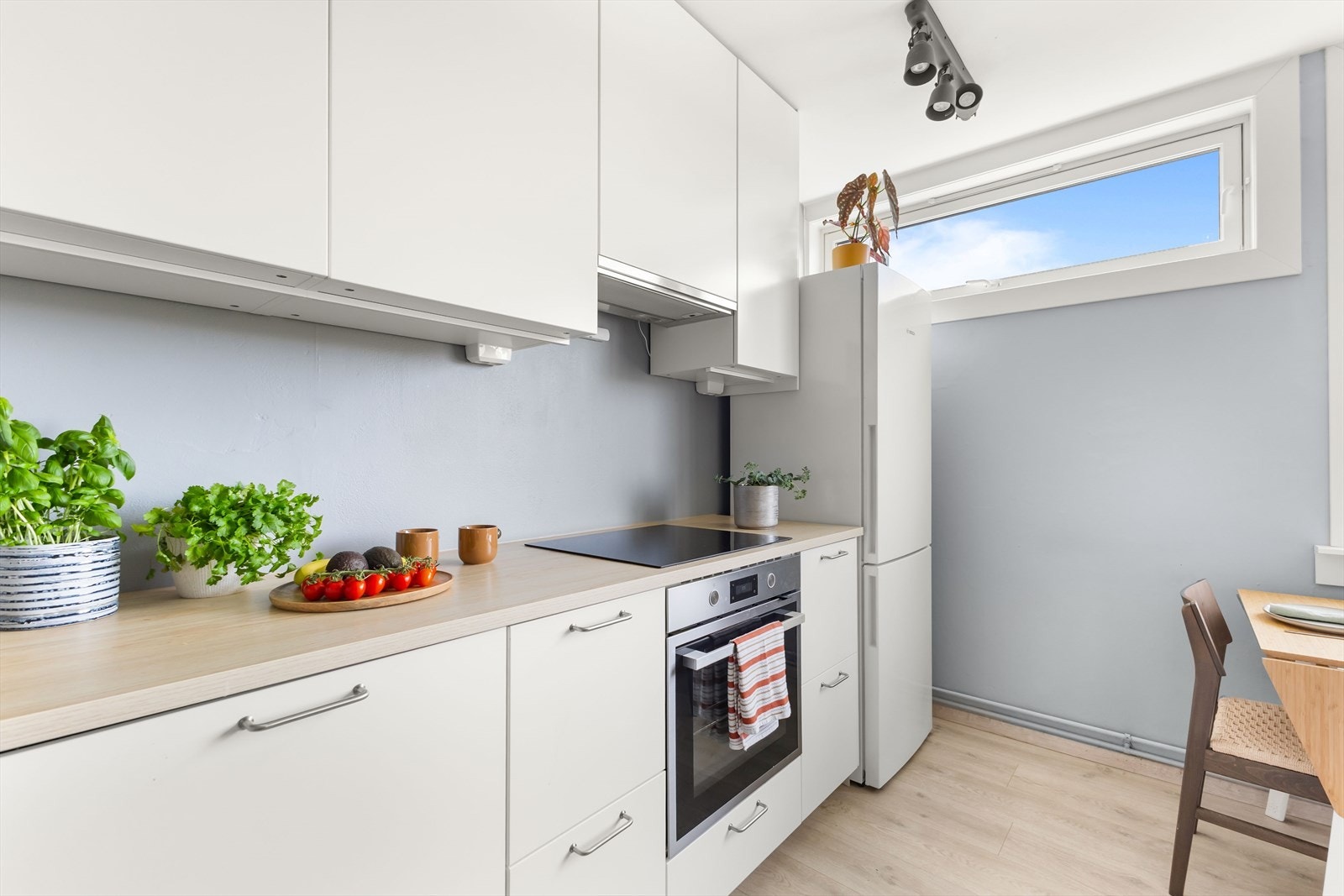 På kjøkkenet er det godt med oppbevaringsplass i over- og underskap Galleribilde