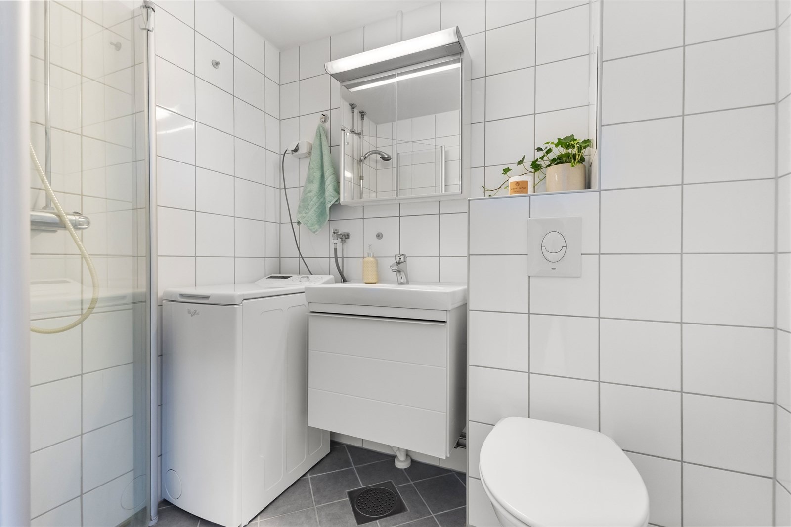 Lyst flislagt baderom pusset opp i regi av borettslaget i 2010. Det er også fellesvaskeri i borettslaget Galleribilde