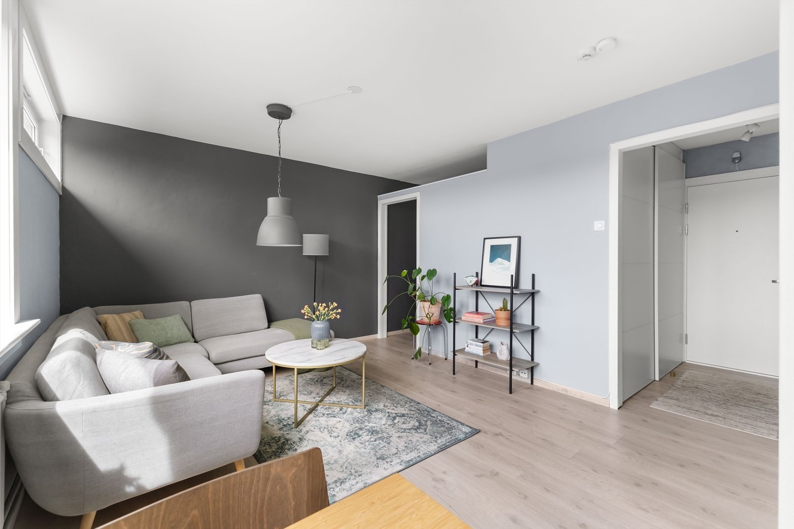 Leiligheten er malt i delikate og moderne farger som gir en lun atmosfære og gjør det enkelt å innrede Galleribilde