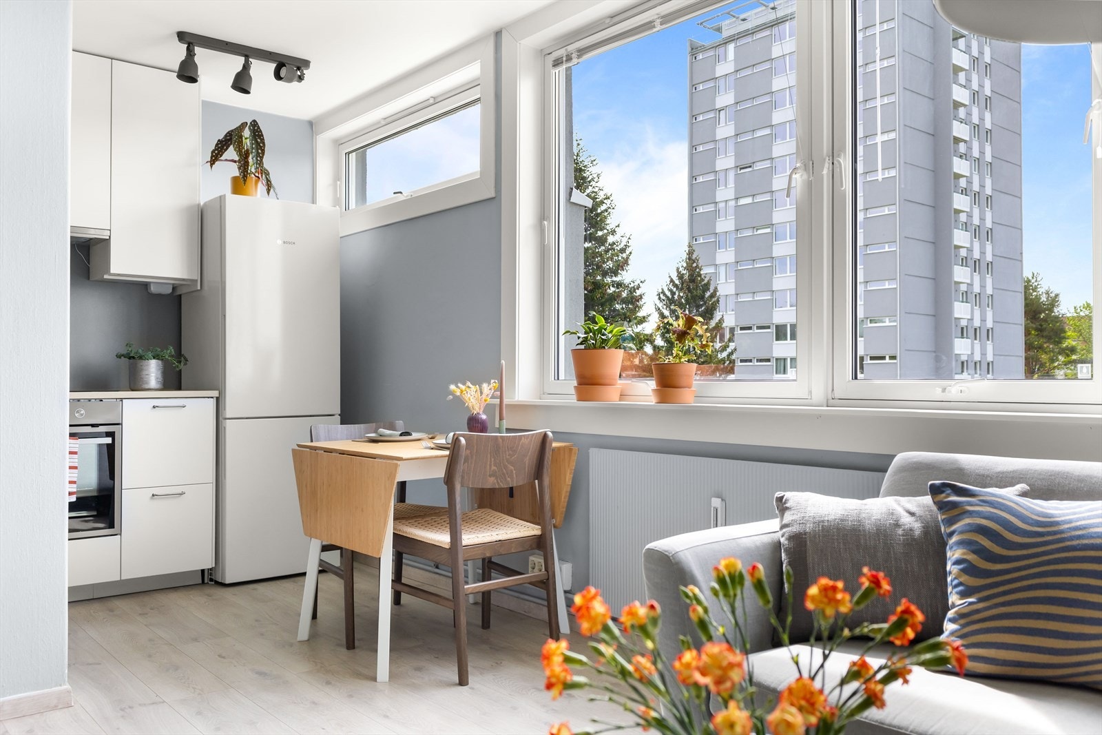 Ved kjøkkenet er det fin plass til en liten spisegruppe Galleribilde