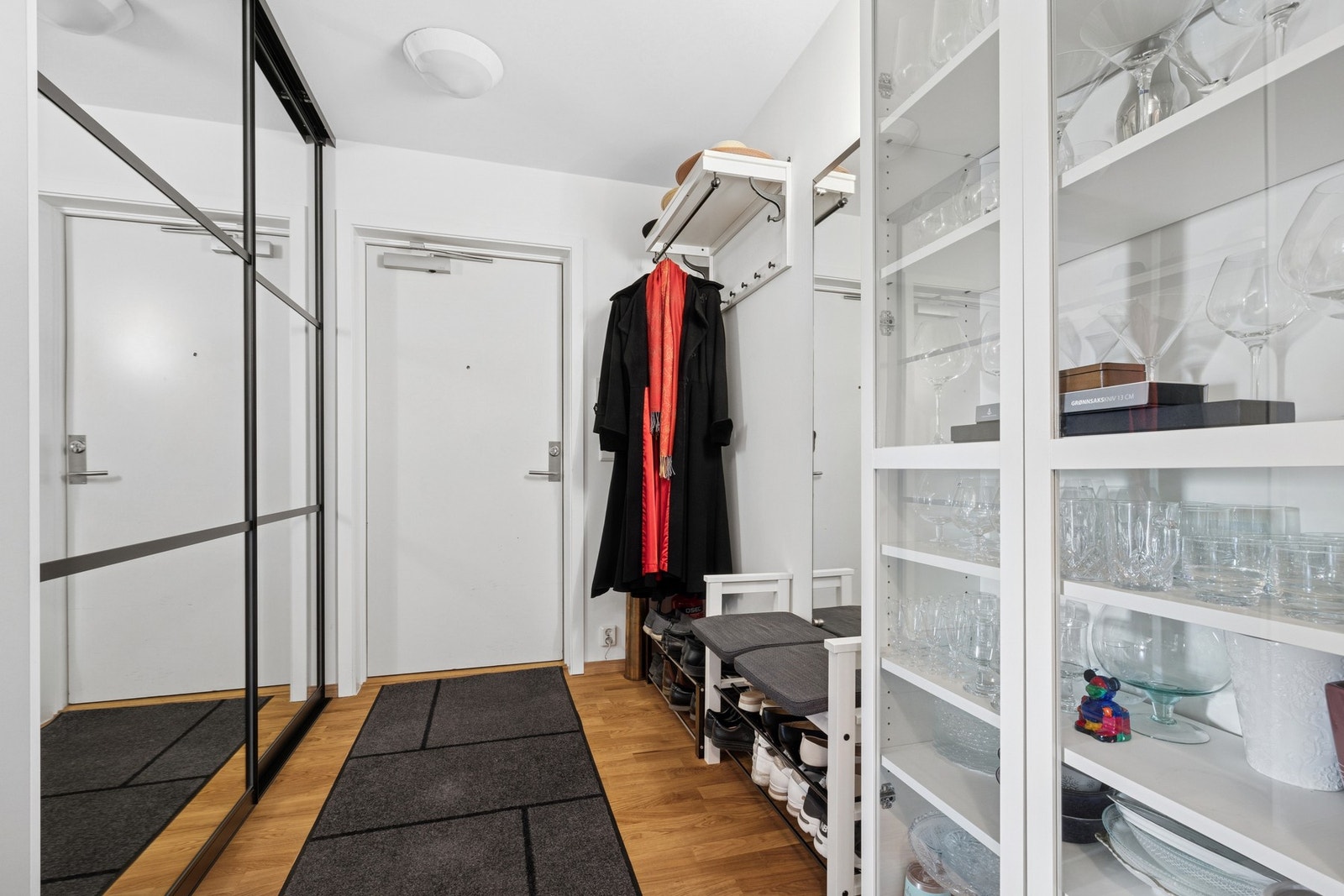 Praktisk skyvedørsgarderobe i entré med plass til sko og yttertøy. Galleribilde