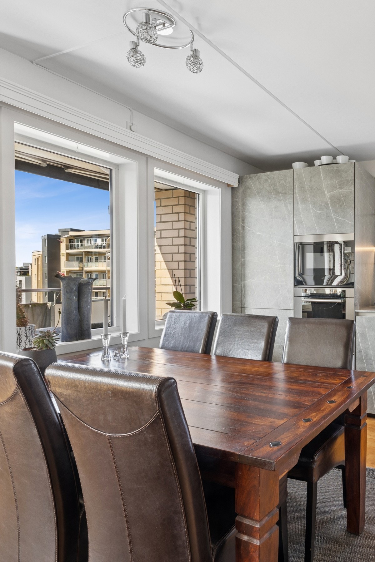 En trivelig plass å nyte måltider med familie og venner. Galleribilde