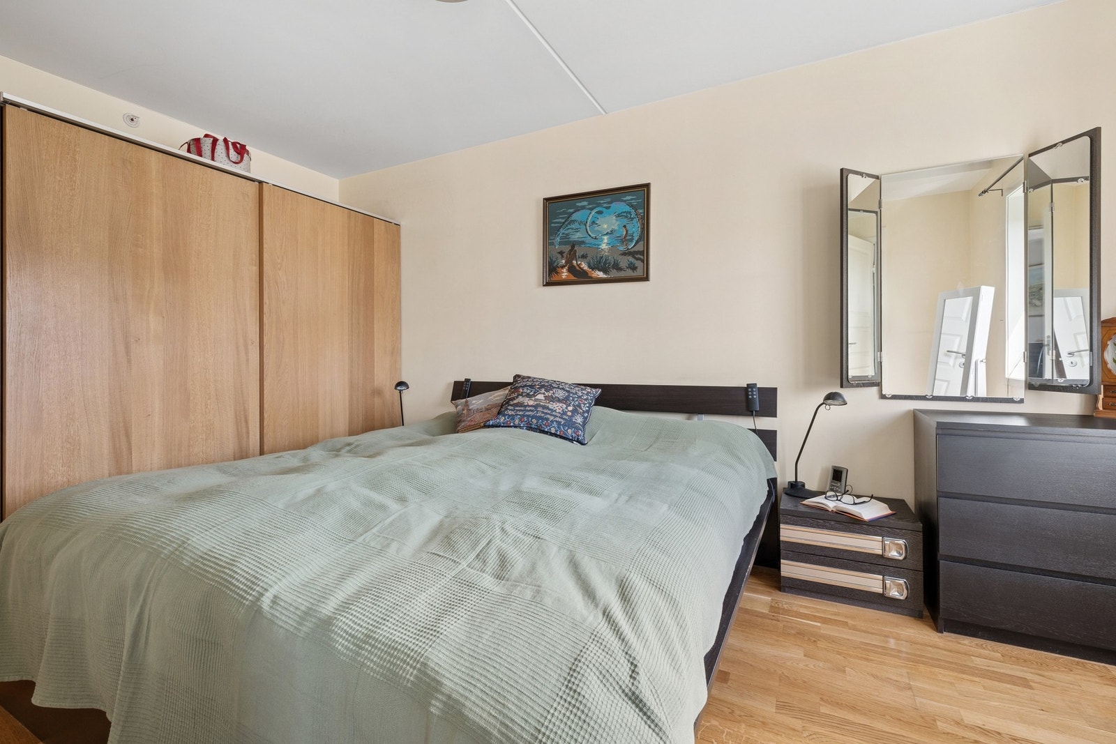 Hovedsoverommet er av god størrelse med god plass til stor seng og garderobeløsning. Galleribilde