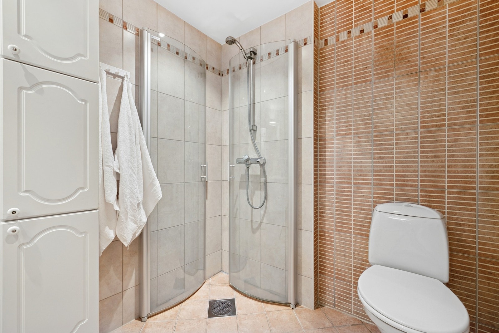 I tillegg kan også badet by på dusjhjørne med innfellbare glassdører. Galleribilde