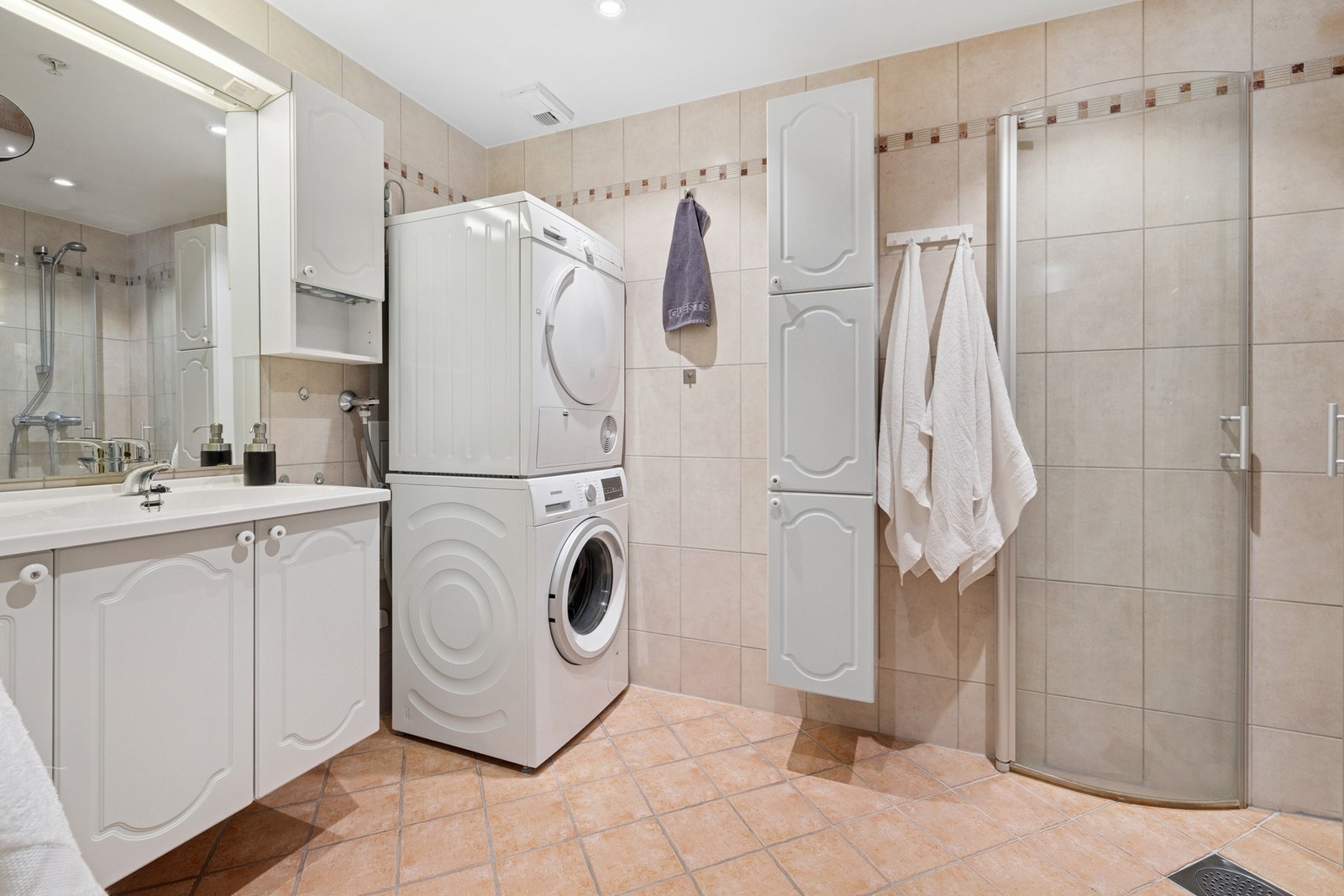 Badet har flislagt gulv med varme og flislagte vegger samt Vegghengt servantskap med
profilerte fronter. Galleribilde