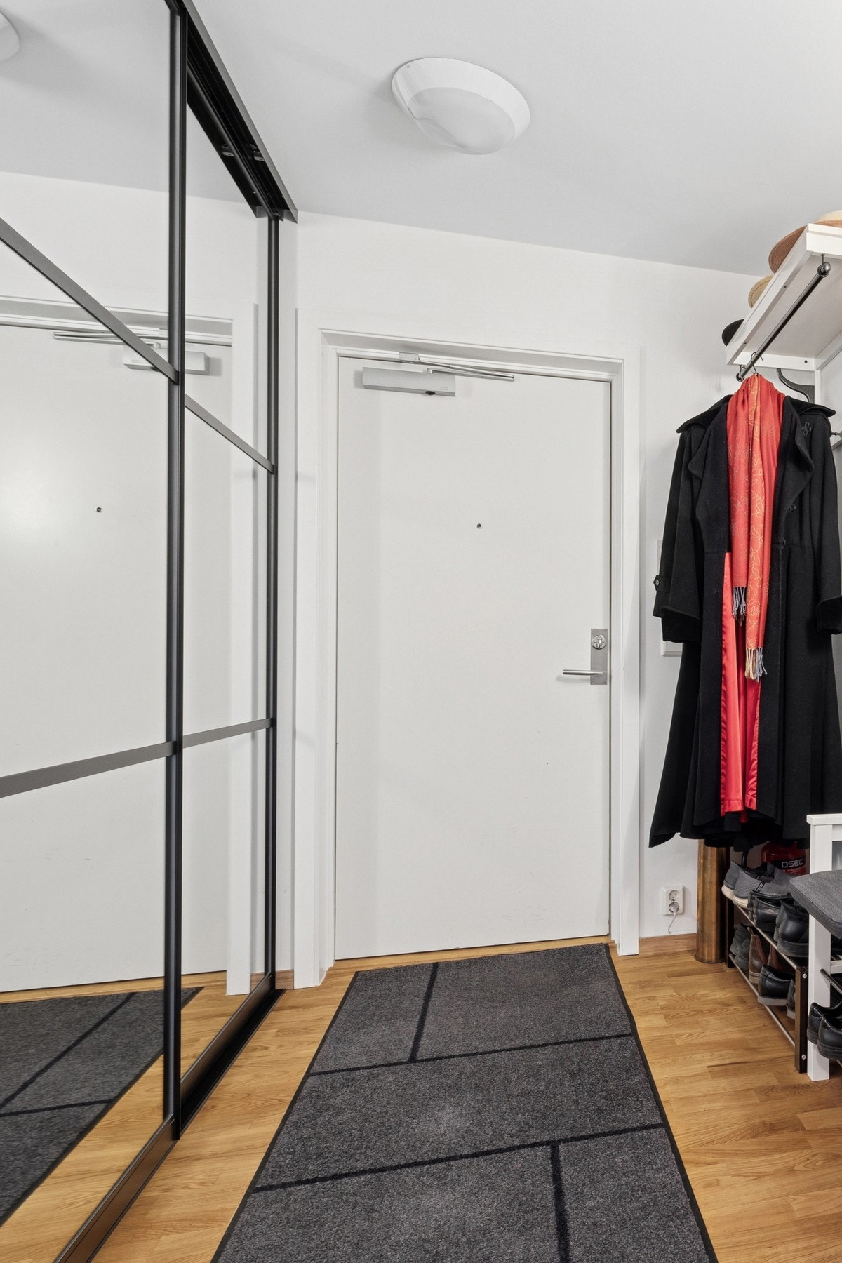 Entréen er av romslig karakter og har godt med oppbevaringsplass. Galleribilde