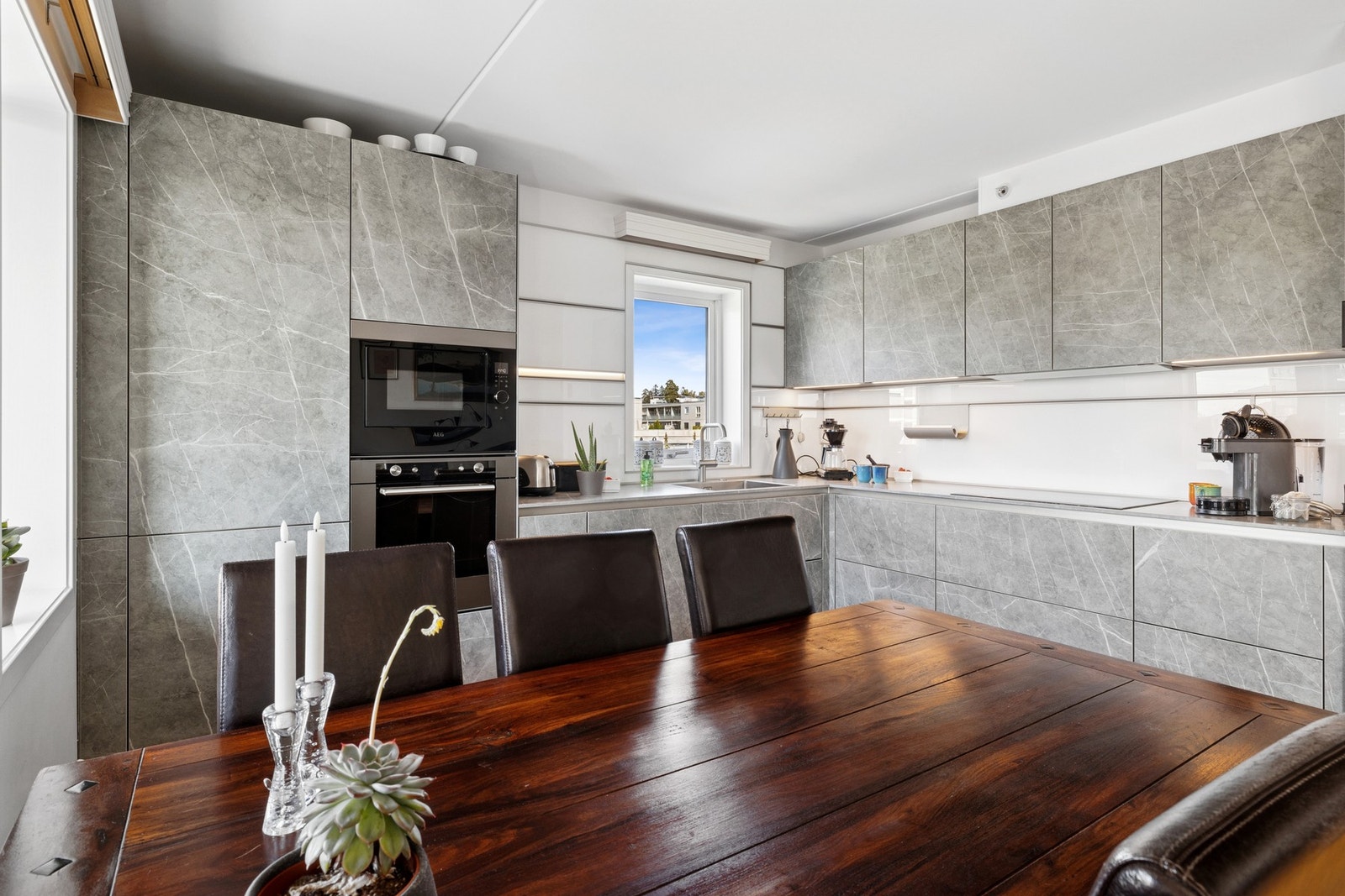 Kjøkkeninnredning med glatte fronter fra 2020 og Benkeplater av laminat. Galleribilde