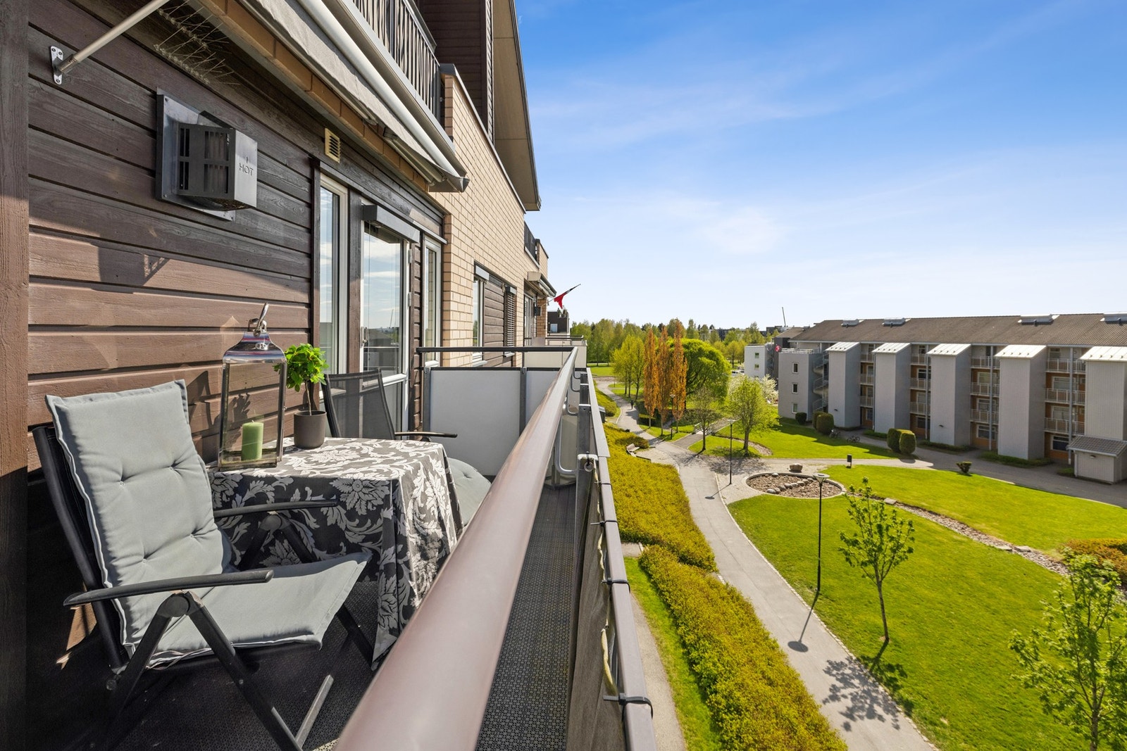 Romslig balkong på hele 17m² med god plass til utemøblementet. Galleribilde