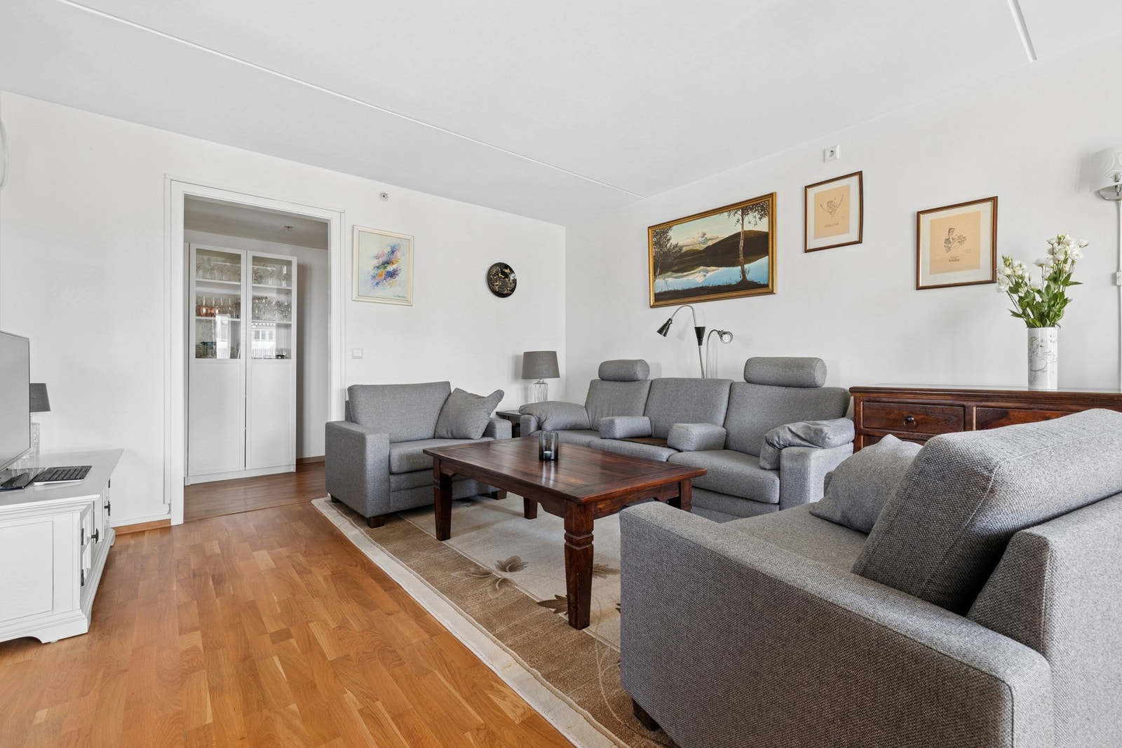 Stuen har god plass til sofamøblement og spisestue løsning. Galleribilde