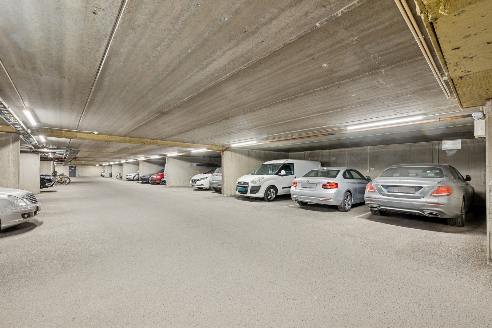 Leiligheten disponerer en biloppstillingsplass i felles garasjeanlegg, samt en bod i underetasje. Galleribilde