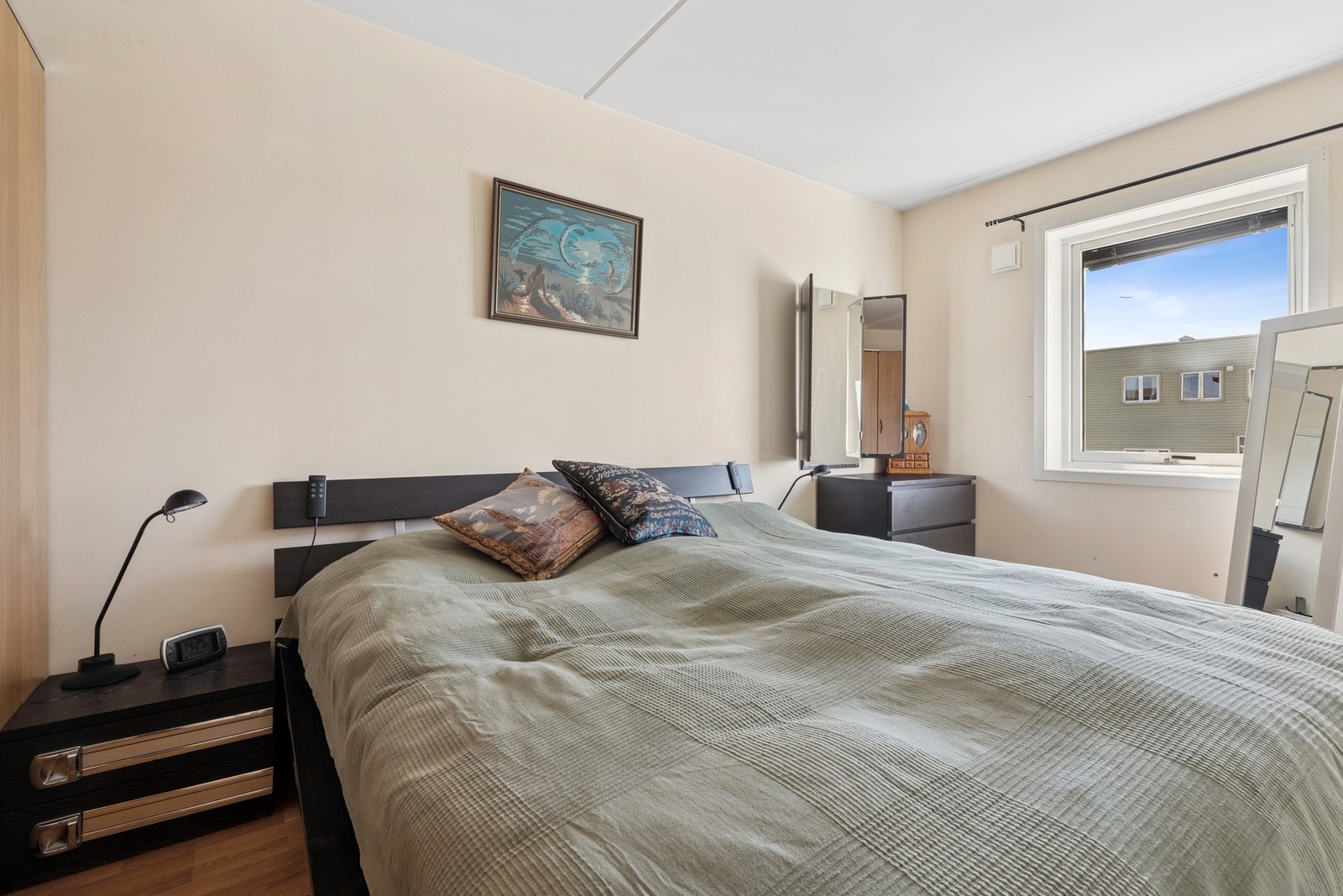 Lyst og luftig soverom med godt lys innslipp. Galleribilde