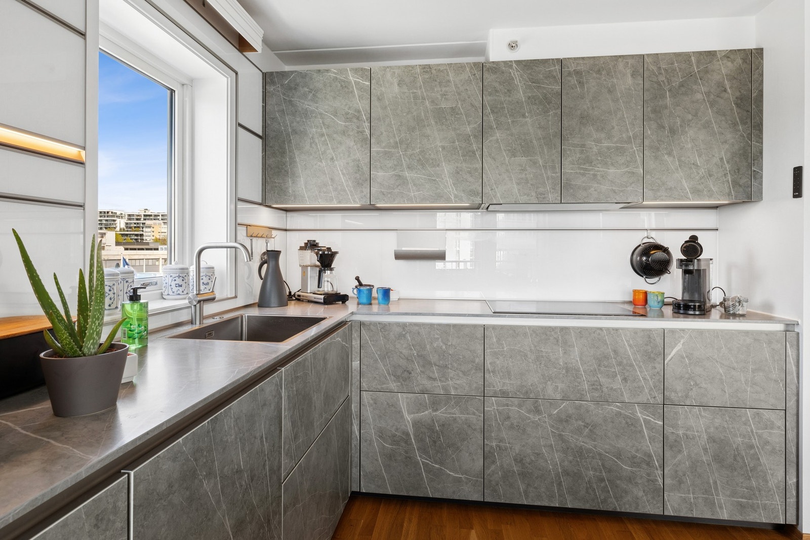 Kjøkkenet har alle hvitevarer integrert, gode arbeidsflater og rikelig med skapplass. Galleribilde