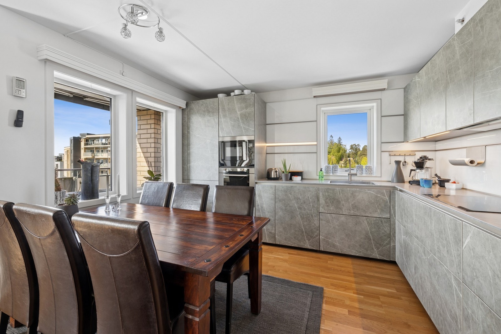 Kjøkken med åpen løsning mot stue skaper en luftig atmosfære. Galleribilde