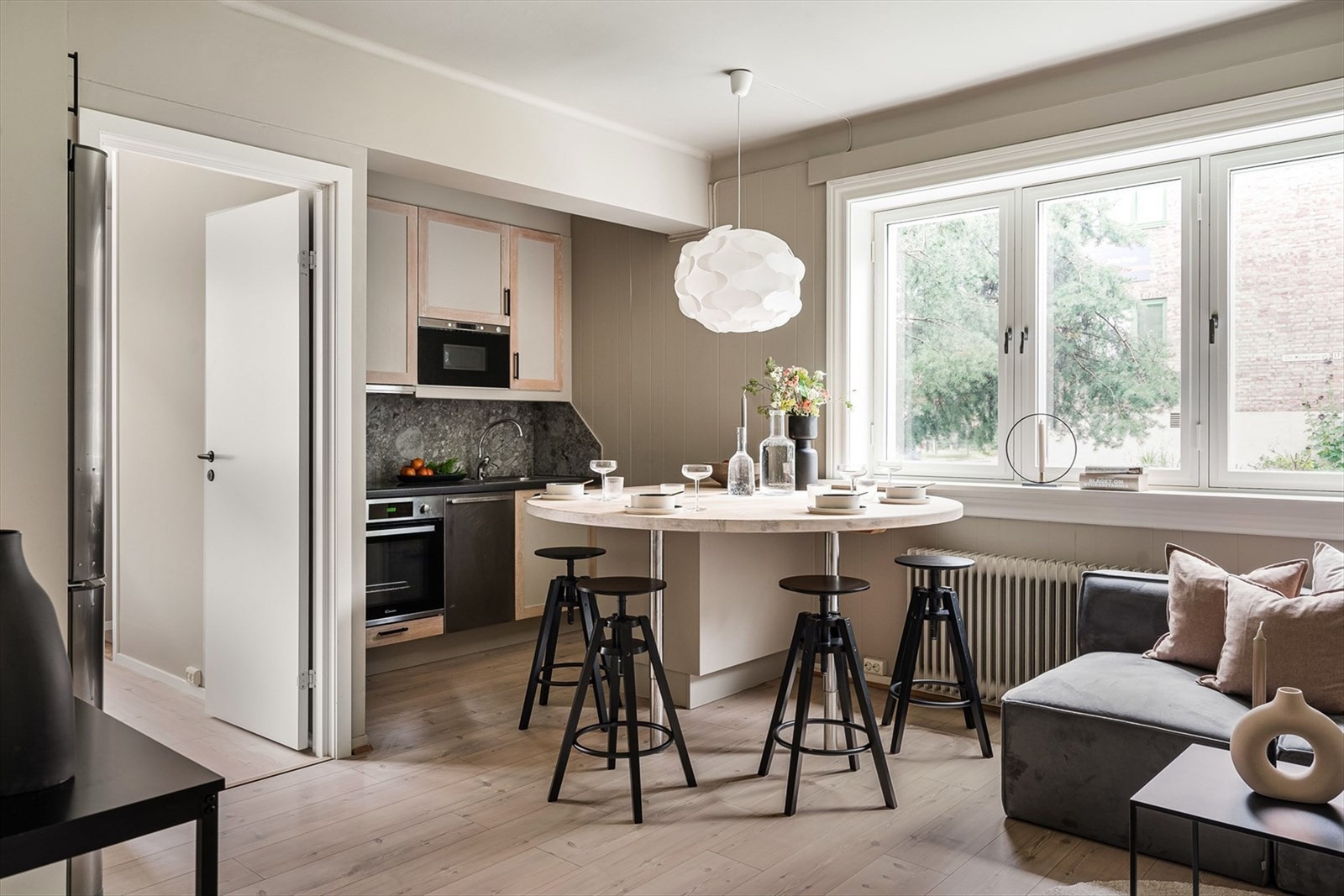 Kjøkkenet ligger i åpen løsning med en lekker kjøkkenøy. Galleribilde