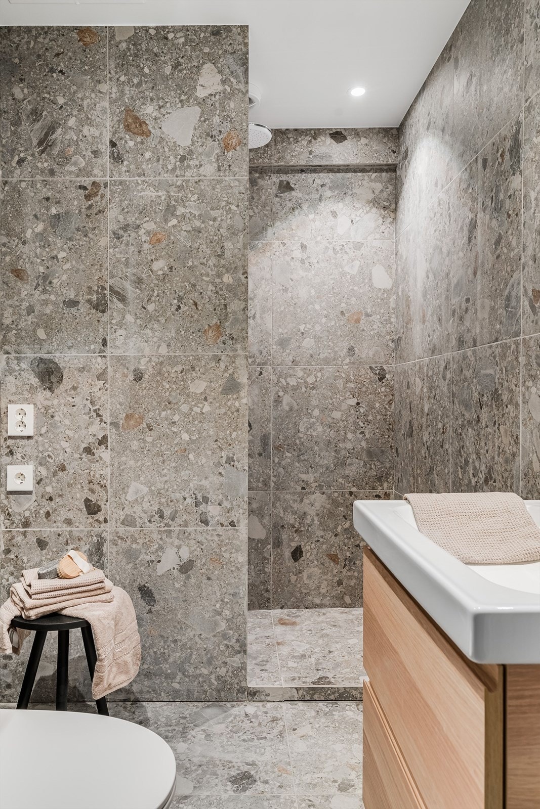 Badet er nyrenovert sommer 23 og fremstår lekkert og tidsriktig. Galleribilde