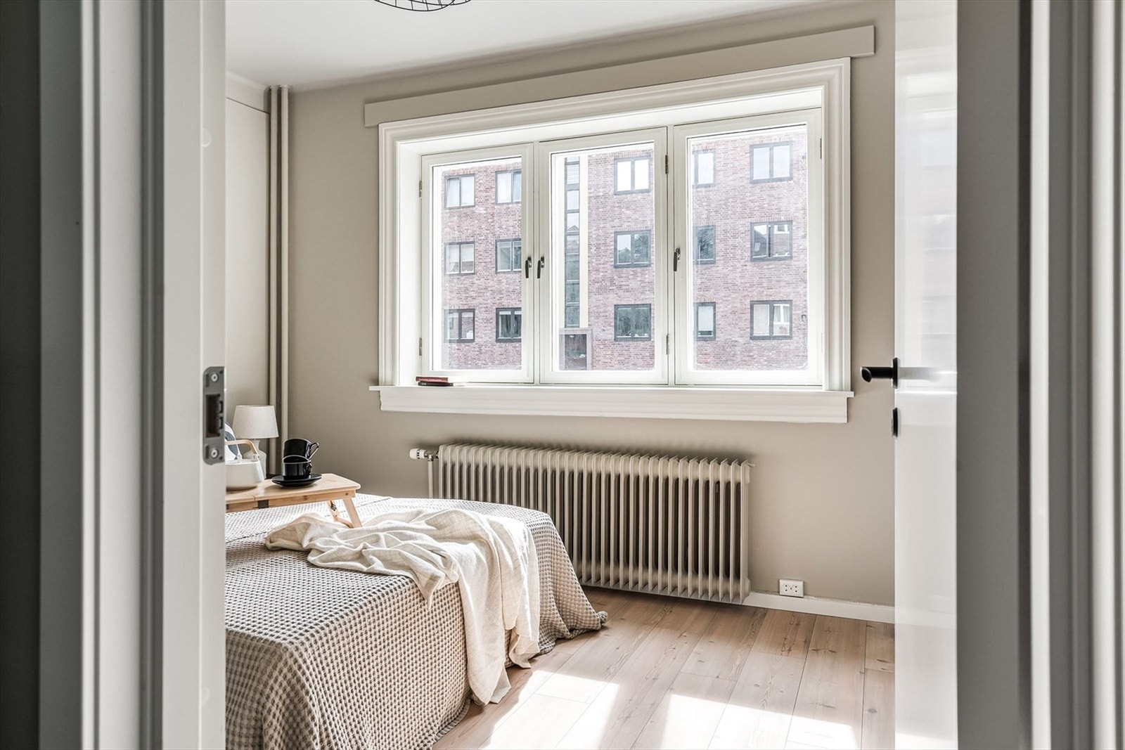 Soverom med god plass til dobbeltseng. Galleribilde