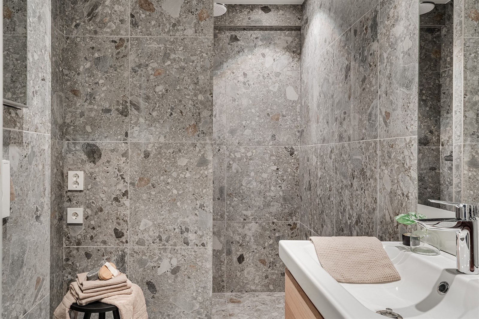 Varmekabler i gulv, opplegg for vaskemaskin og lekre fliser. Galleribilde