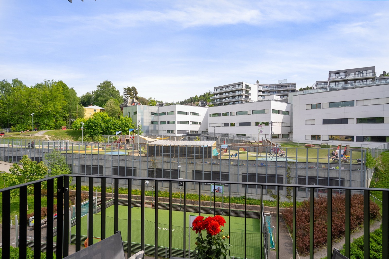 Denne vender mot sydøst og fanger morgensolen - et perfekt sted å starte dagen med en kopp kaffe. Galleribilde
