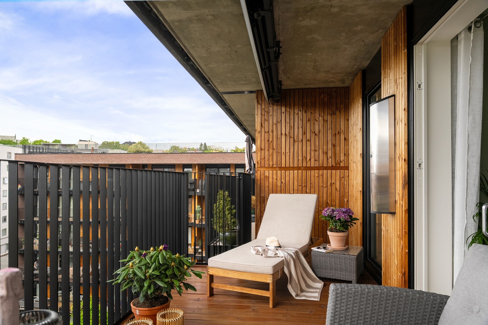 Beliggenheten i byggets 6. etasje gir et luftig og tilbaketrukket inntrykk, med fredelige omgivelser og sol fra nordvest på ettermiddagen og kvelden. Galleribilde