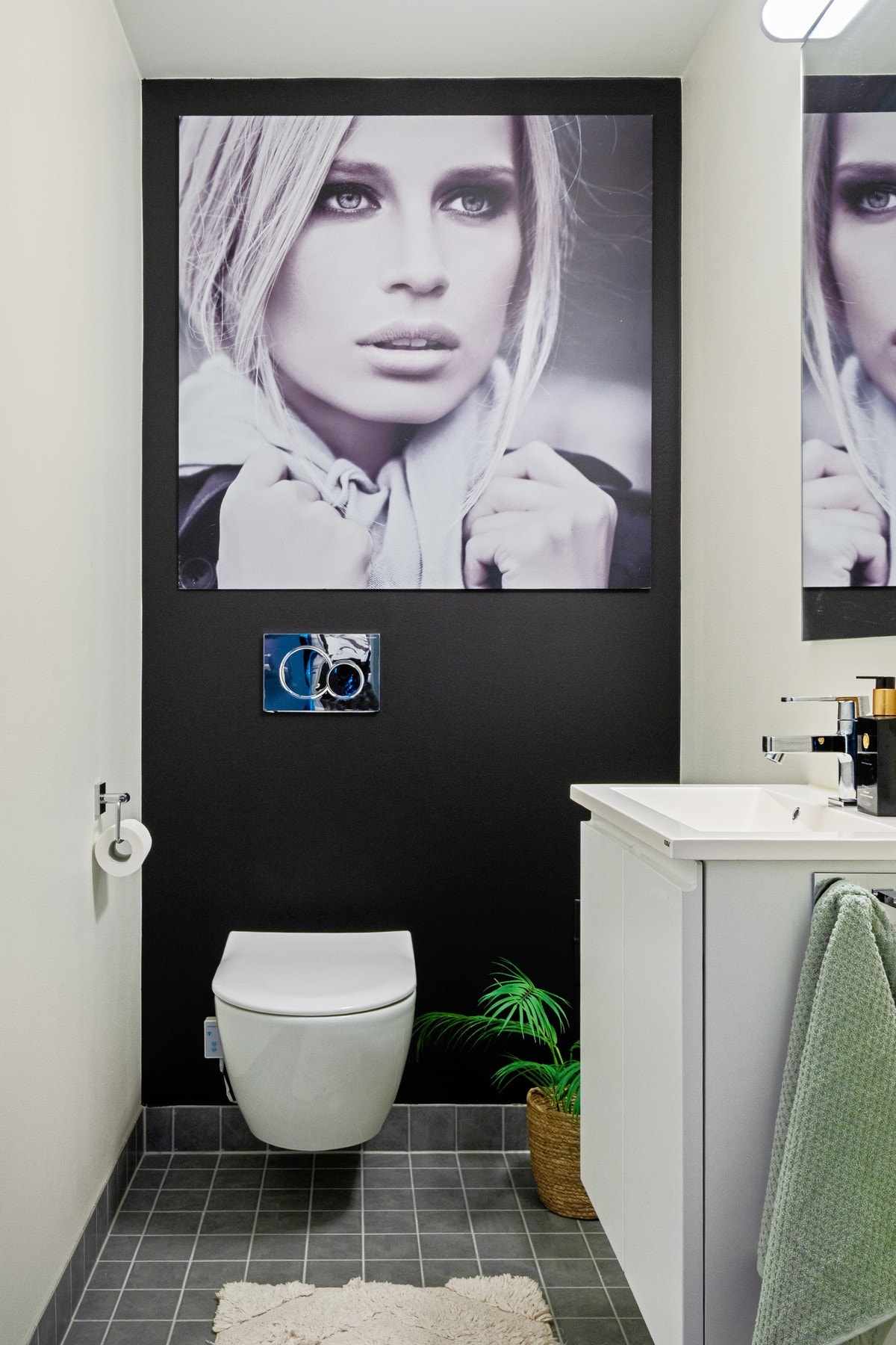 Ved siden av badet ligger et praktisk separat toalettrom, innredet med servant og underskap, speil med overlys og vegghengt toalett. Galleribilde