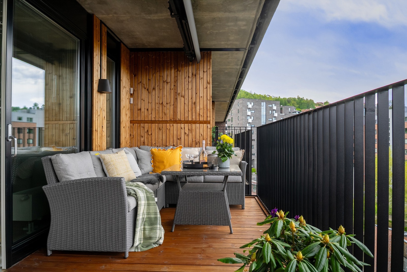 Stuen utvides av en stor og innbydende balkong på hele 14 kvm. Galleribilde