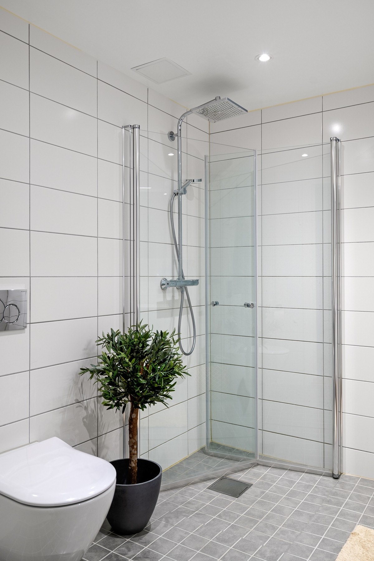 Elektriske varmekabler i gulv, downlights i himling samt opplegg for vaskemaskin. Galleribilde