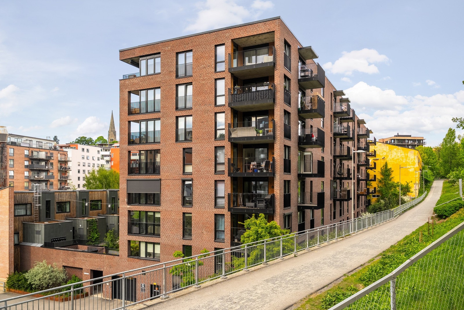 Boligen ligger i hjertet av Kværnerbyen, kjent for sitt urbane preg kombinert med naturskjønne omgivelser. Galleribilde