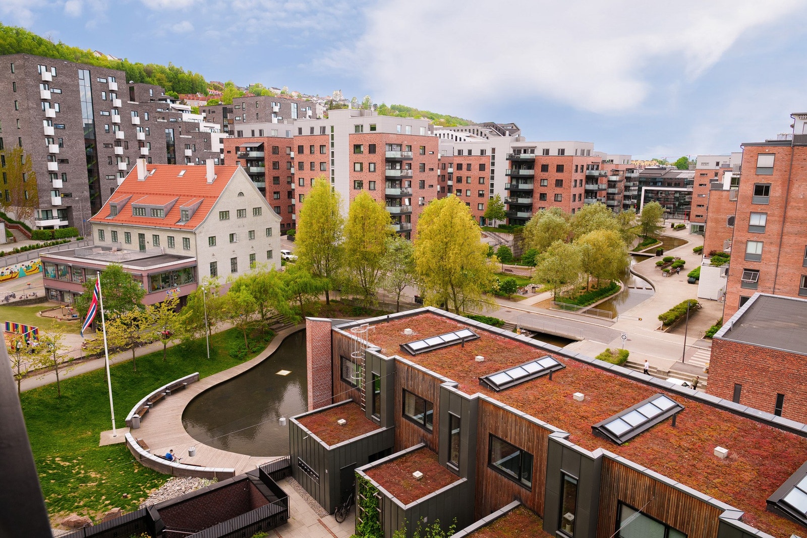 Et privat uterom med en nydelig utsikt mot vannspeilene i Kværnerbyen. Galleribilde