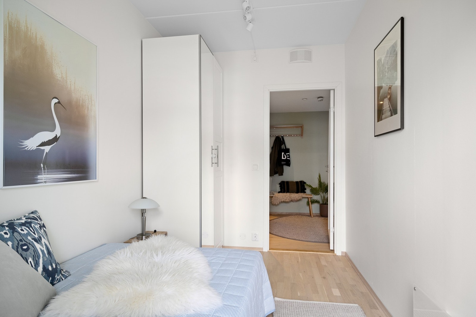 Garderobeskapet medfølger handelen. Galleribilde