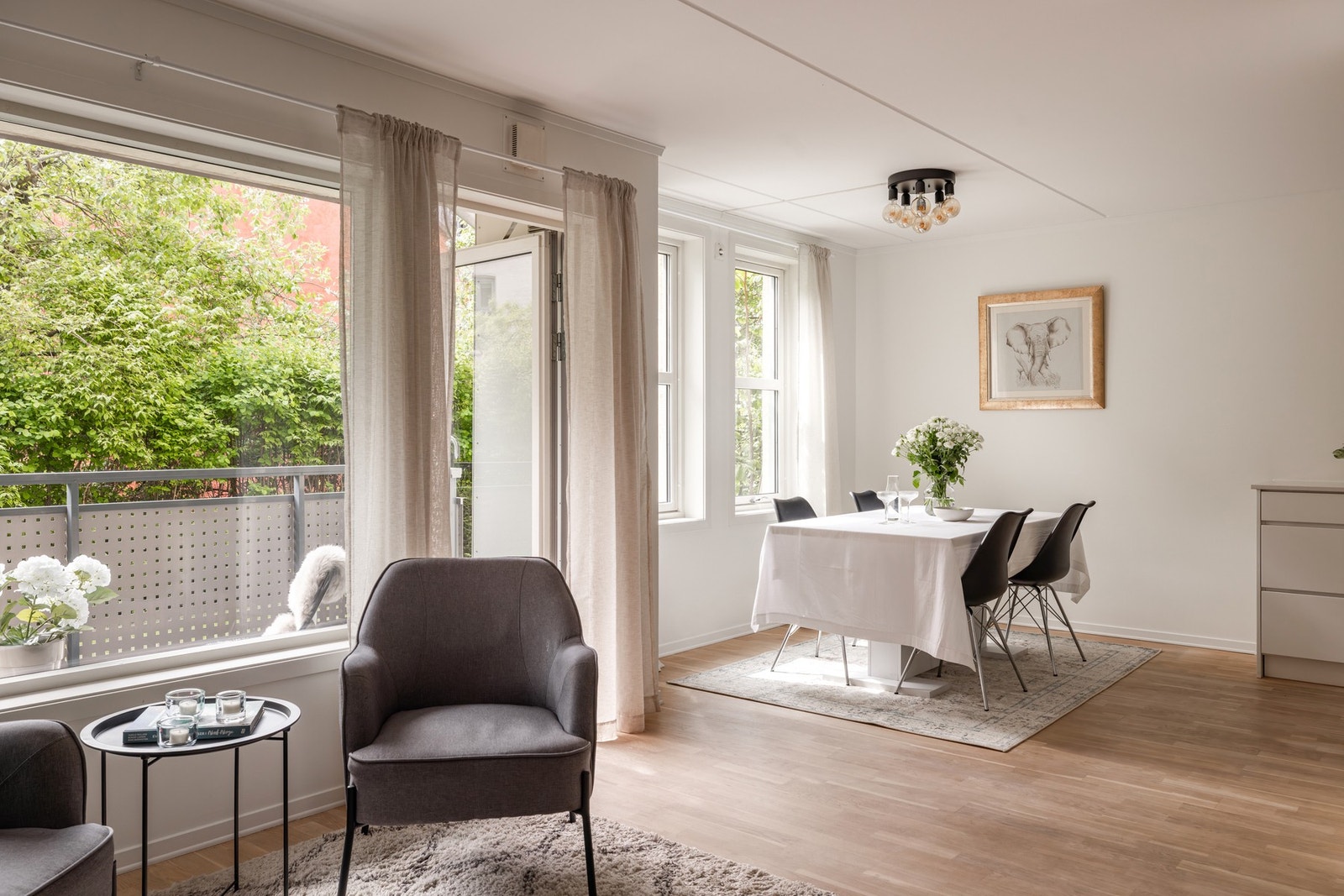 Oppholdsrommene er åpne og luftige. Galleribilde