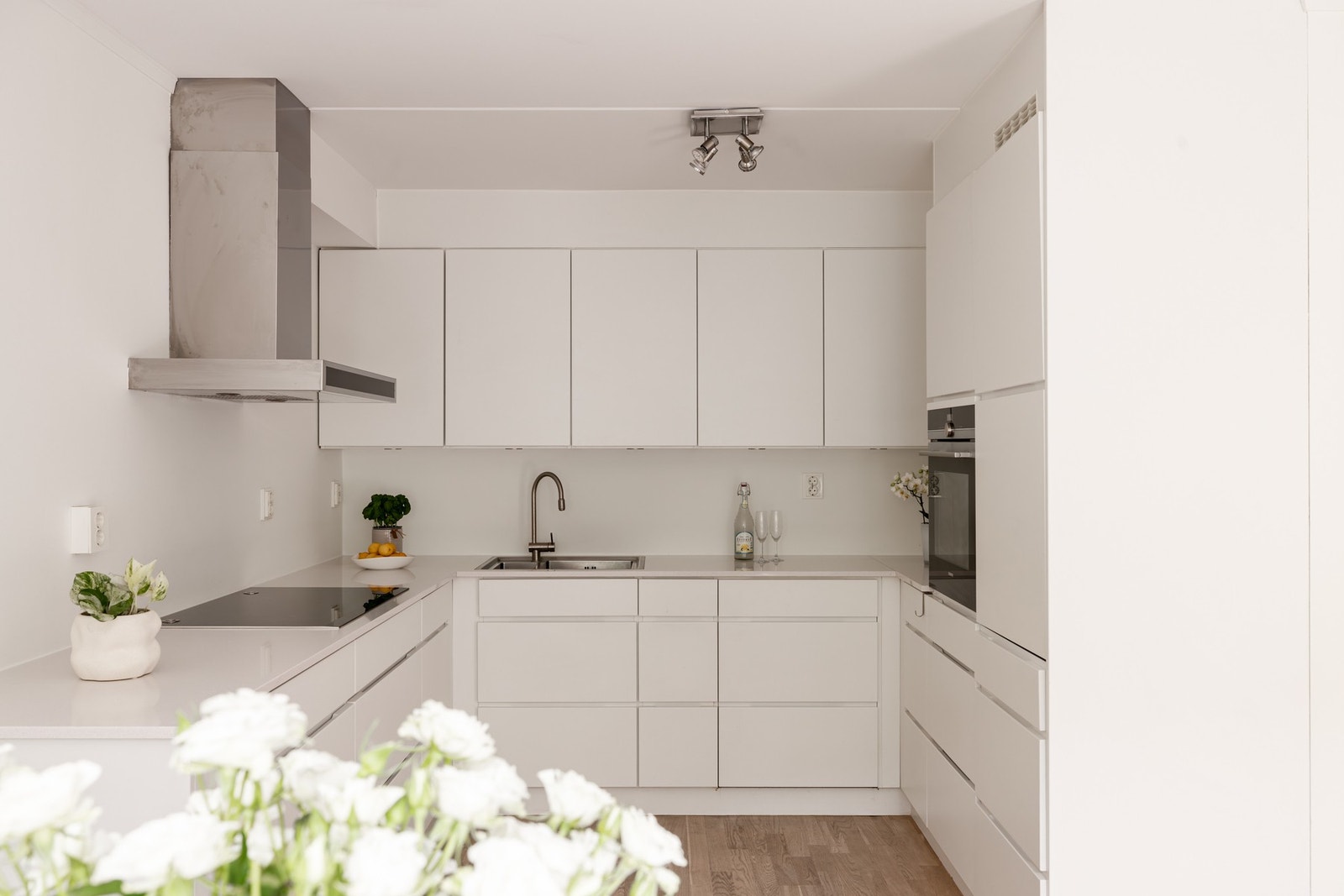 Stilren kjøkkeninnredning med glatte, malte fronter og godt med både skapplass og arbeidsflate. Galleribilde