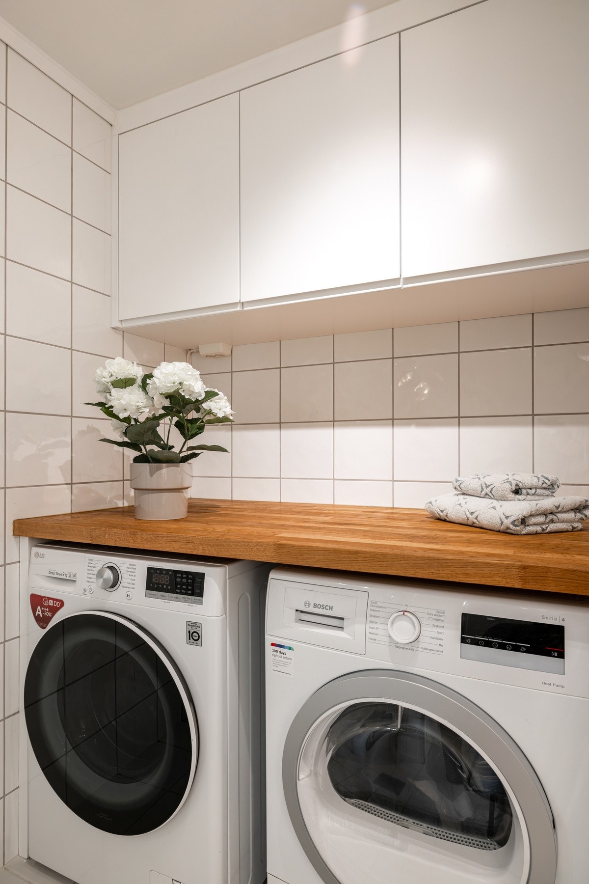 Det er også opplegg for både vaskemaskin og tørketrommel, plassert praktisk under benkeplaten. Galleribilde