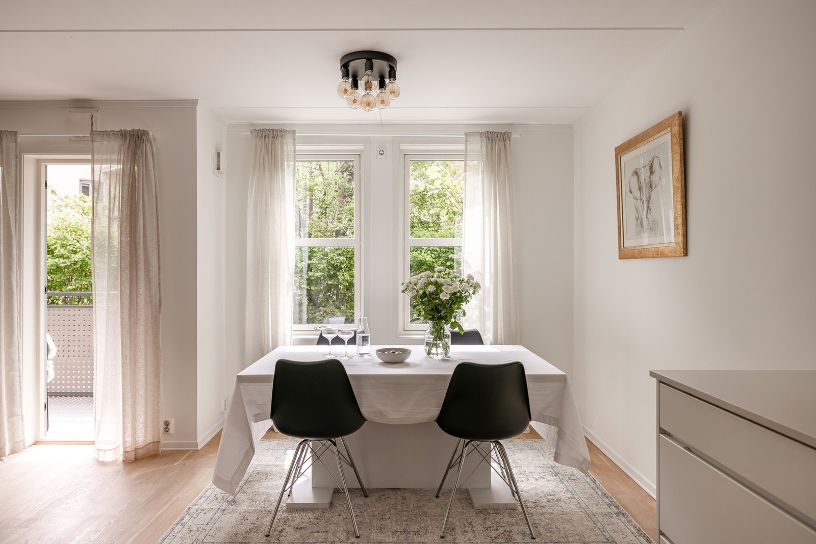 Løsningen mot kjøkkenet er delvis åpen, og spisebordet får sin naturlige plass foran store vinduer med flott utsyn. Galleribilde