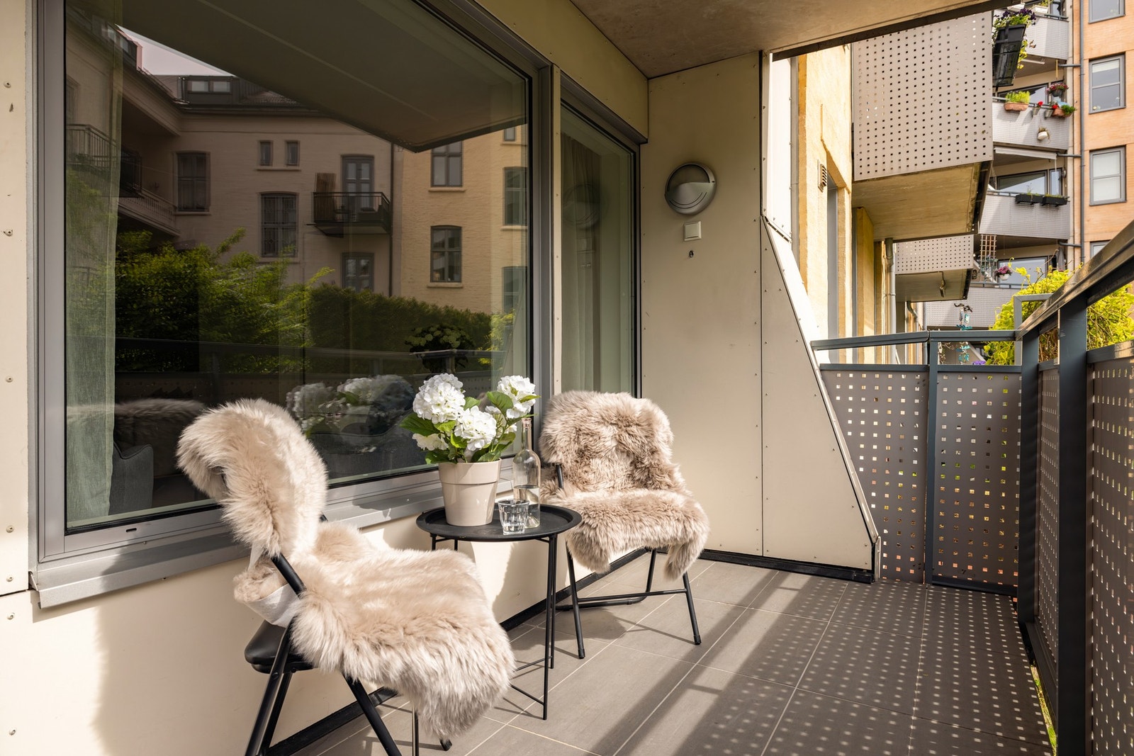 Balkongen har god plass til et sittemøblement og grill, og egner seg perfekt for hyggelige stunder utendørs gjennom store deler av året. Galleribilde