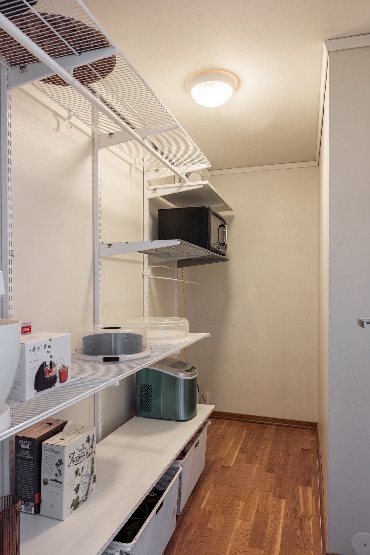 Innvendig bod på ca. 3,4m² med strømuttak - ideell for oppbevaring av støvsuger, rengjøringsutstyr og øvrige eiendeler. Galleribilde