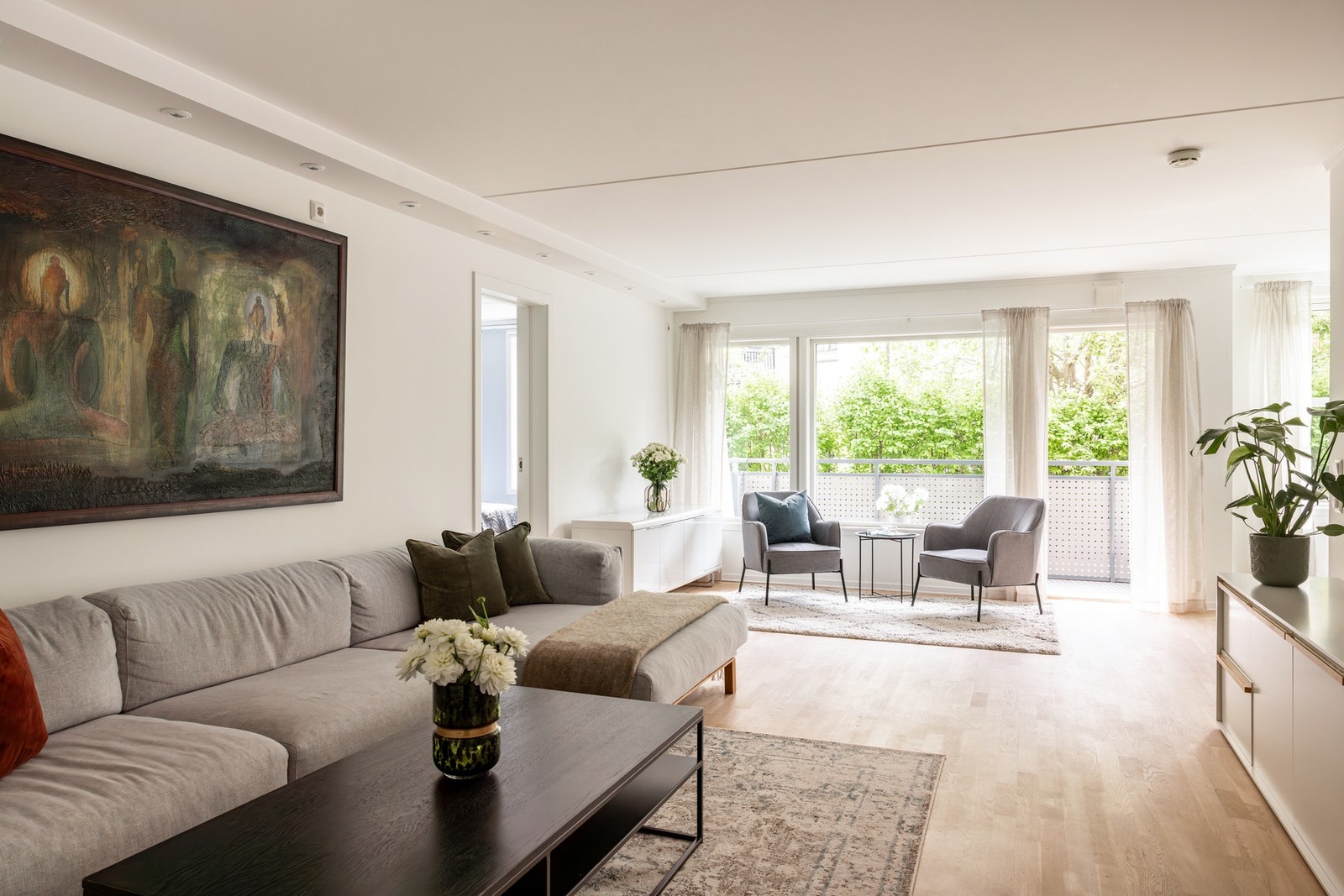 De store vinduene bidrar til et flott lysslipp inn i boligen. Galleribilde