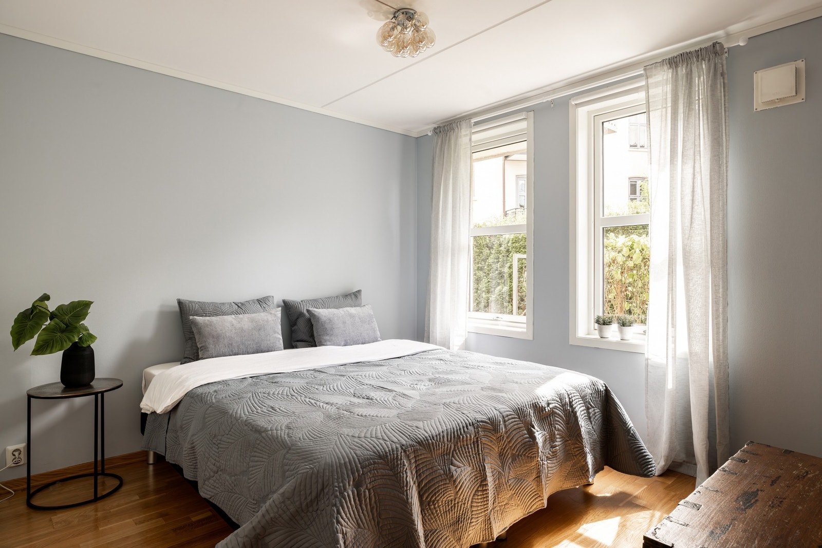 Leiligheten har tre romslige soverom. Avbildet er hovedsoverommet. Galleribilde