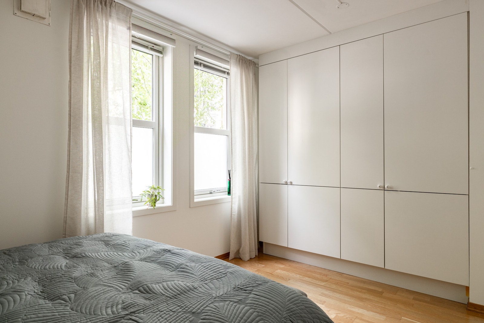 Soverom 2 preges av store vindusflater og gjennomgående fine overflater - et rom med mange muligheter. Galleribilde