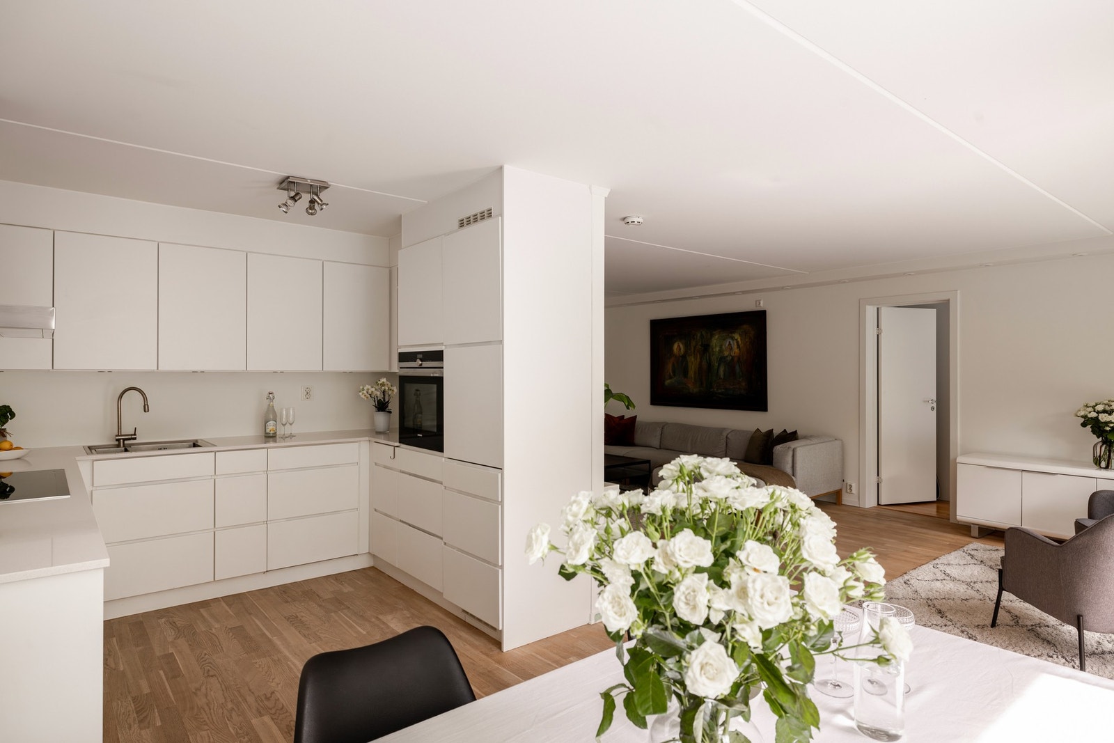 Boligen har en naturlig og sosial overgang mellom kjøkken og oppholdsrom. Galleribilde