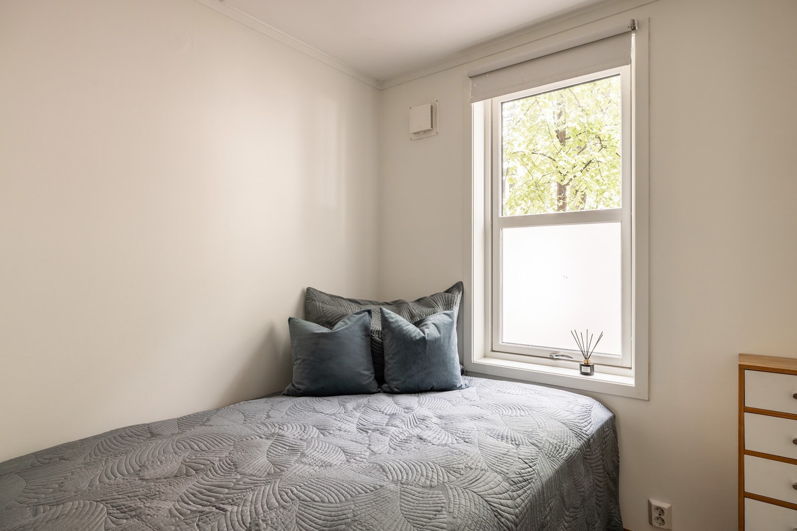 Soverom 3 er et fleksibelt rom som egner seg godt som både barnerom og gjesterom. Det har en praktisk utforming og god plass til ønsket møblering. Galleribilde