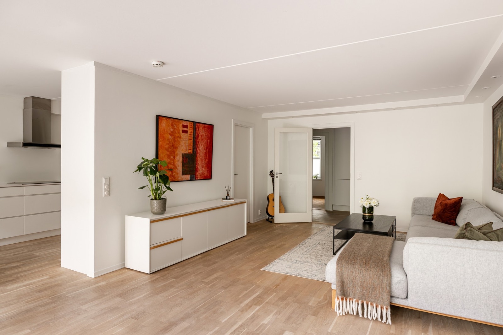 Stuen oppleves som romslig og innbydende, med god plass til å skape flere soner - eksempelvis TV-stue, lesekrok og spisestue i nær tilknytning til kjøkkenet. Galleribilde